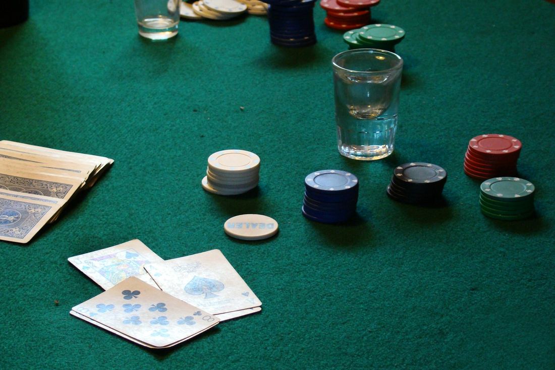 Mesa de poker com cartas e fichas, contexto do sistema Poker Depot