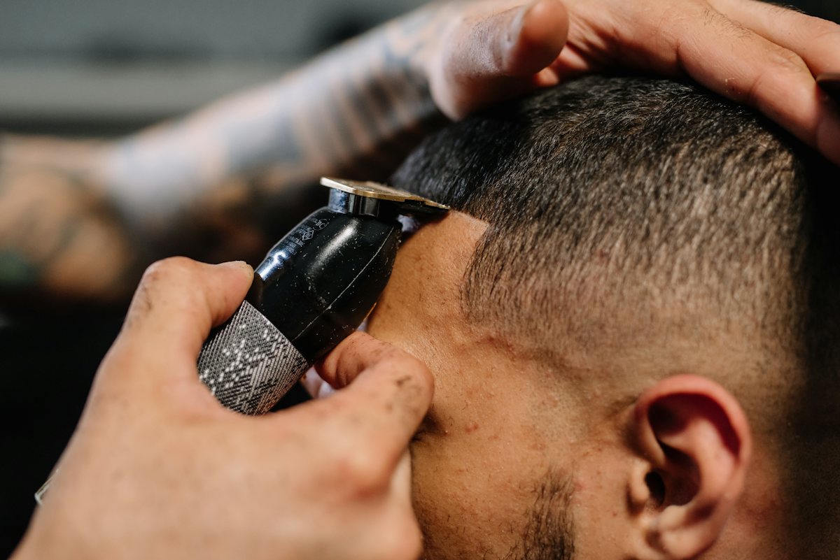 Acabamento de cabelo realizado por barbeiro