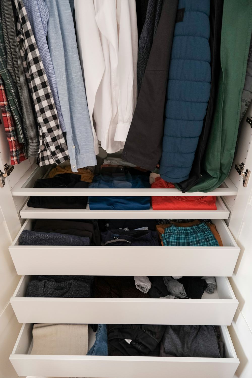Roupas e acessórios organizados no guarda-roupa